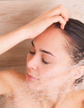 Genç beautyful kadın banyoda duş altında.