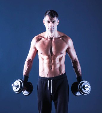 yakışıklı kaslı adam dumbell ile çalışma dışarı