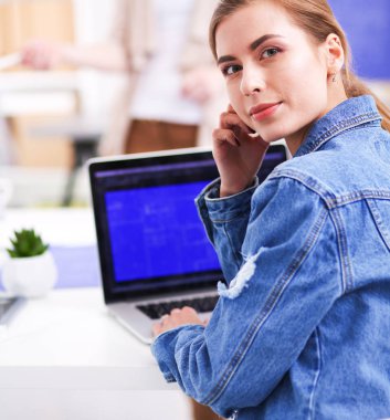 Aletleri, planı ve Tur Danışma oturan iki genç kadın