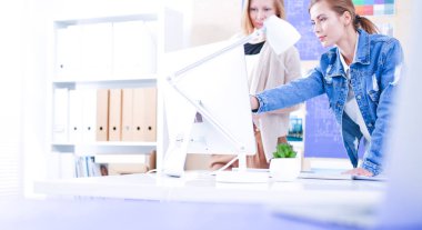 Aletleri, planı ve Tur Danışma oturan iki genç kadın