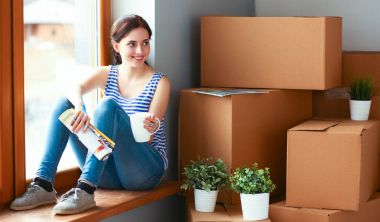 Pencere Kupası ile yeni evde oturan kız