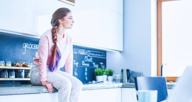 Mutfakta masada oturan genç kadın