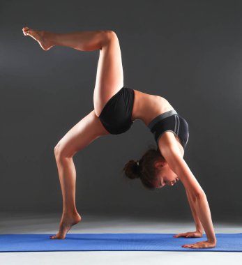 Germe egzersiz yoga yaparken spor kız portresi