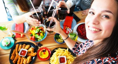 Grup selfie öğle yemeği sırasında yapıyor insan. Kendi kendine. Arkadaşlar. Arkadaş