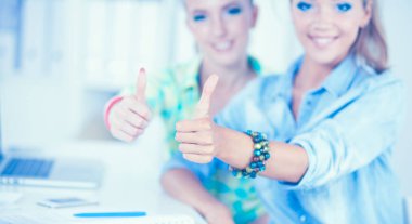 masada oturan ofis, birlikte çalışan iki kadın