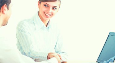 Ofiste bilgisayar üzerinde çalışan genç iş takım