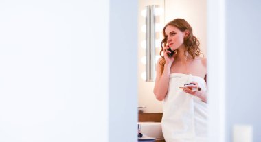 Banyo üzerinde duran genç kadın