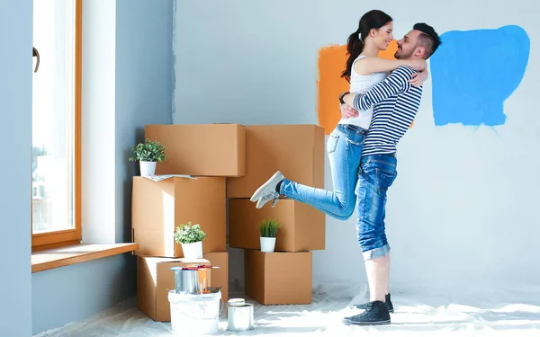 Joyeux jeune couple déménageant dans une nouvelle maison — Photo