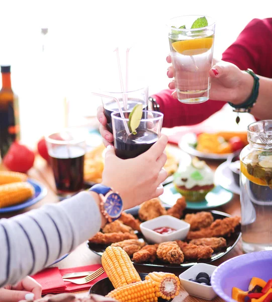 Pessoas com bebidas enquanto se sentam na mesa de jantar — Fotografia de Stock