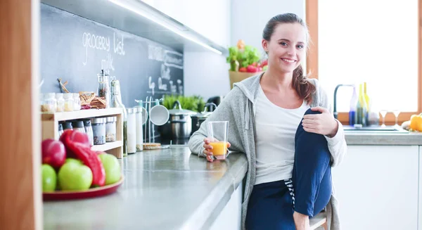 Vrouw in de keuken. Koken in de keuken. — Stockfoto