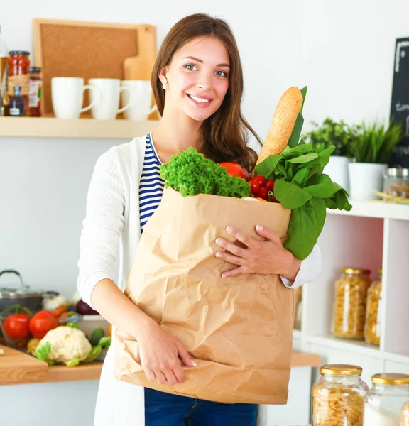 Mujer joven sosteniendo bolsa de la compra de comestibles con verduras — Foto de Stock