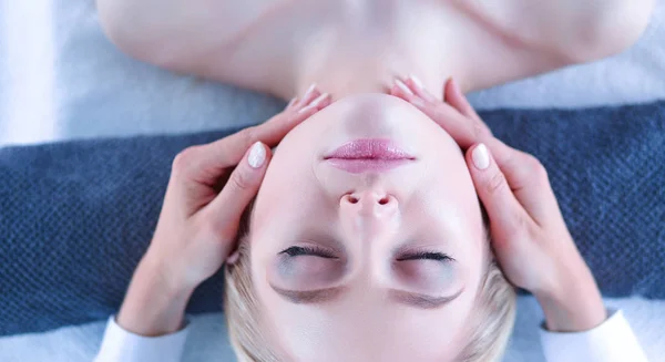 Jeune femme allongée sur une table de massage, relaxante les yeux fermés — Photo