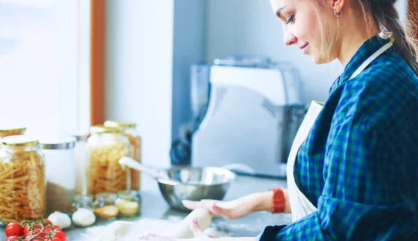 Schöne Frau beim Kuchenbacken in Küche neben Schreibtisch — Stockfoto