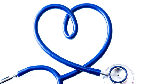 Ett medicinskt stetoskop i form av ett hjärta isolerat på vit bakgrund — Stockfoto