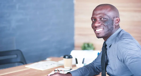 Portrait of an handsome young black businessman. — Stock Photo, Image