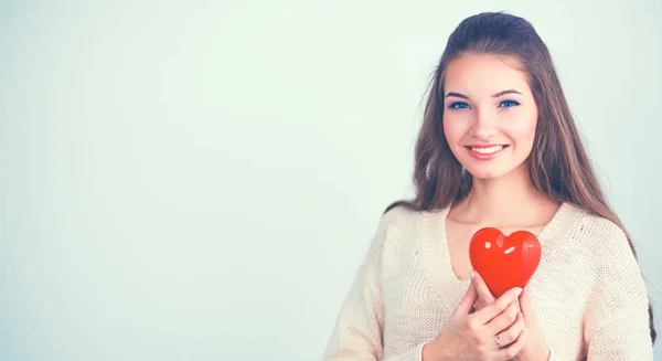 Bella donna tenere rosso sentire, isolato su sfondo grigio — Foto Stock