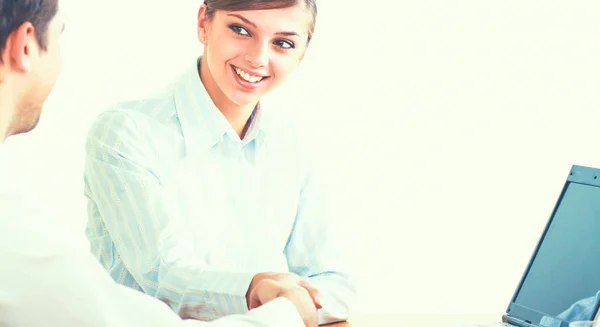 Junges Business-Team arbeitet am Computer im Büro — Stockfoto