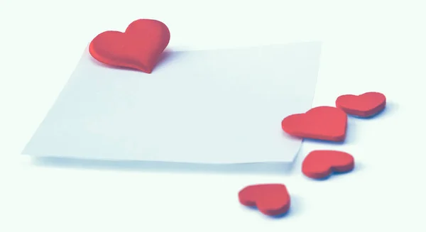 Tarjeta regalo con San Valentín en forma de corazón sobre fondo de mesa blanco — Foto de Stock