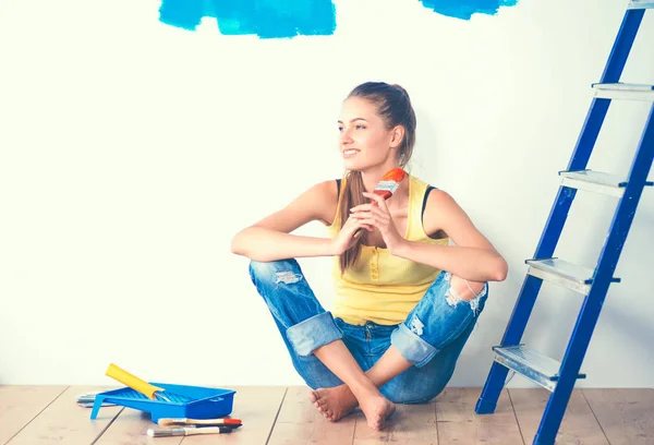 Portrait de peintre femme assise sur le sol près du mur après la peinture — Photo