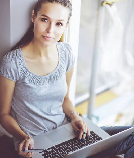 Giovane bella donna che utilizza un computer portatile a casa — Foto Stock