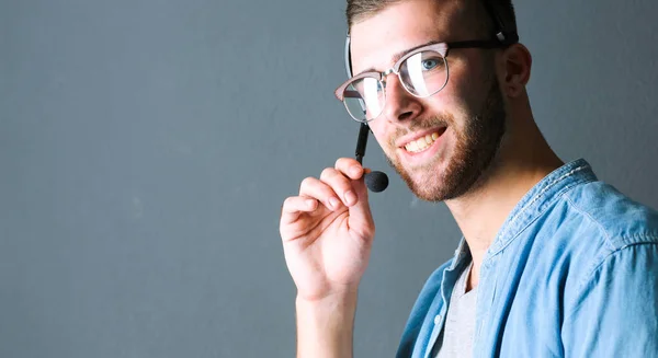 Portret van een jonge man met microfoon. Callcenter medewerker. H — Stockfoto