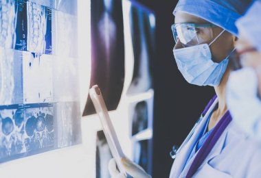 Hastanede röntgen çektiren iki kadın doktor..