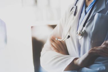 Çekici bir kadın doktorun röntgen sonuçlarına bakması..