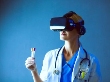 Sanal gerçeklik gözlüğü takan kadın doktor beyaz arka planda izole edilmiş..