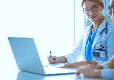 Doktor ve hasta çift masada oturmuş bir şey tartışıyorlar..