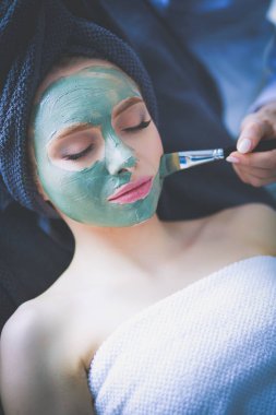 Spa yalan maskesi, sahip güzel bir kadın. Kadın. Spa Salonu