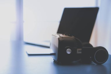 Bilgisayarlı sanal gerçeklik gözlükleri. İş. 3D teknoloji