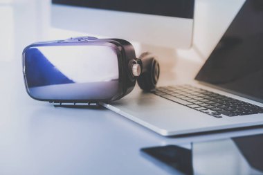 Bilgisayarlı sanal gerçeklik gözlükleri. İş. 3D teknoloji