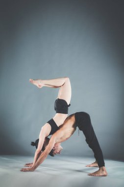 Genç çift Acro yoga mat Studio birlikte uygulamak. Acroyoga. Çift yoga. Ortak yoga.