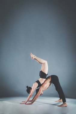 Genç çift Acro yoga mat Studio birlikte uygulamak. Acroyoga. Çift yoga. Ortak yoga.
