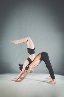 Genç çift Acro yoga mat Studio birlikte uygulamak. Acroyoga. Çift yoga. Ortak yoga.
