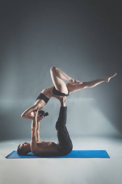 Genç çift Acro yoga mat Studio birlikte uygulamak. Acroyoga. Çift yoga. Ortak yoga.