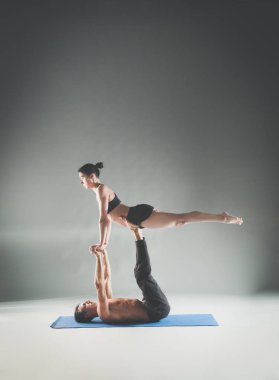 Genç çift Acro yoga mat Studio birlikte uygulamak. Acroyoga. Çift yoga. Ortak yoga.