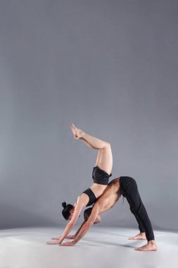 Genç çift Acro yoga mat Studio birlikte uygulamak. Acroyoga. Çift yoga. Ortak yoga.