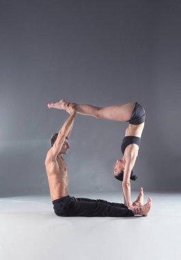 Genç çift Acro yoga mat Studio birlikte uygulamak. Acroyoga. Çift yoga. Ortak yoga.
