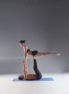 Genç çift Acro yoga mat Studio birlikte uygulamak. Acroyoga. Çift yoga. Ortak yoga.