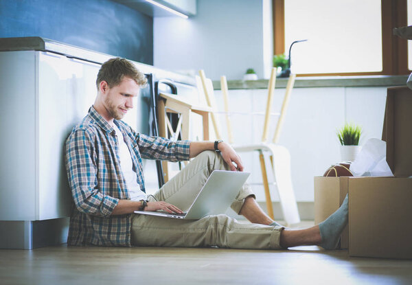 Портрет молодой пары, переезжающей в новый дом. Молодая пара
