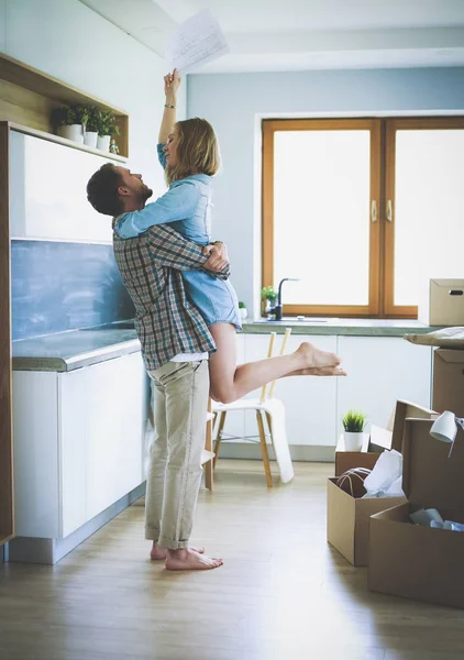 Retrato de una joven pareja mudándose a un nuevo hogar. Pareja joven — Foto de Stock