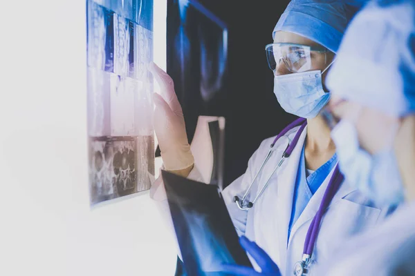 Две женщины-доктора, изучающие рентген в больнице. — стоковое фото
