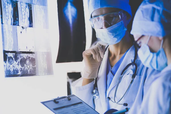 Dos mujeres médicas que miran rayos X en un hospital. — Foto de Stock