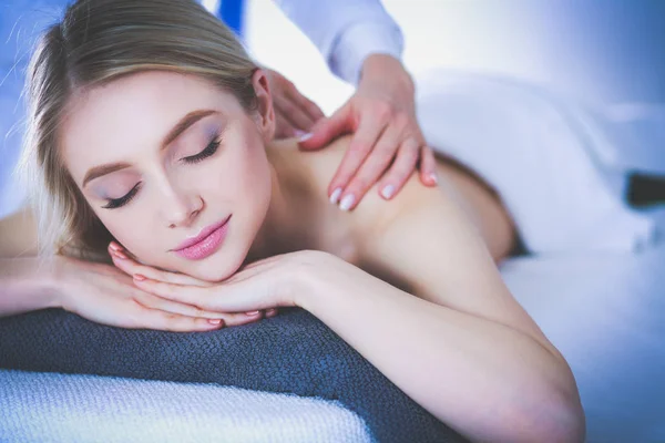 Junge Frau auf Massagetisch liegend, entspannt mit geschlossenen Augen. Frau. Wellness Salon — Stockfoto