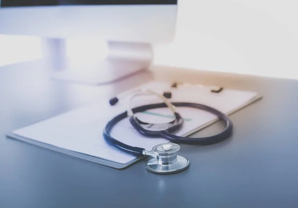 Medizinische Geräte: blaues Stethoskop und Tablet auf weißem Hintergrund. Medizinische Geräte — Stockfoto
