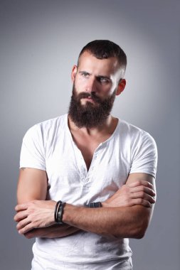 Ayakta, gri arka plan üzerinde izole yakışıklı adam portresi