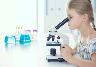 kız öğrenci fen bilgisi dersinde mikroskop aramak