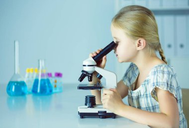 kız öğrenci fen bilgisi dersinde mikroskop aramak