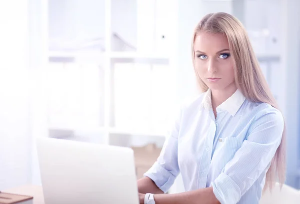 Jolie femme d'affaires assise sur un bureau avec ordinateur portable dans le bureau — Photo